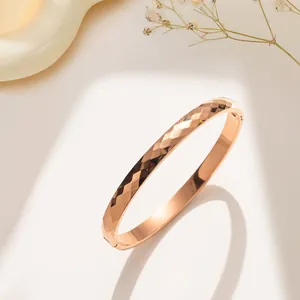 Dettaglio del bracciale rigido in oro rosa 18K con trama a diamante e finitura lucida