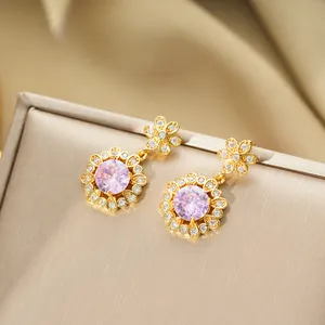 Boucles d'oreilles fleur en acier doré avec pierres roses facettées et cristaux