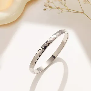 Bracciale rigido aperto minimalista in acciaio con elegante finitura a rombi testurizzati
