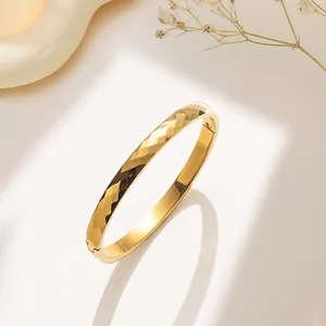 Bracciale rigido aperto in acciaio al titanio oro 18K con trama taglio diamante