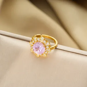 Bague fleur dorée de luxe avec zircon rose et détails scintillants blancs