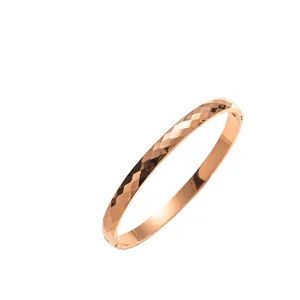 Bracciale rigido aperto in acciaio al titanio placcato oro rosa 18 carati sfaccettato