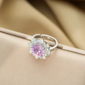 Bague fleur de lys en titane avec zircon rose et halo de pavé blanc en argenté