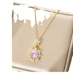 Collier fleur doré élégant avec pendentif pierre rose dans une boîte à bijoux de luxe