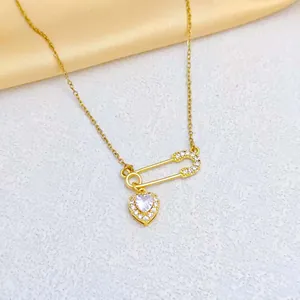 Collier avec pendentif coeur doré et épingle de nourrice orné de zircons pour femmes