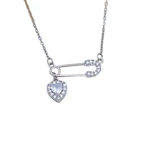 Collier chic en acier inoxydable argenté avec pendentif épingle et cœur serti de zircons