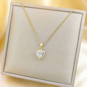 Elegante goldene Titan-Herzanhänger-Halskette mit funkelnden Zirkoniasteinen