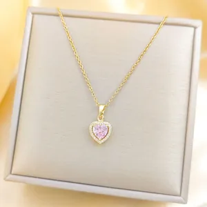 Nahaufnahme der herzförmigen Goldkette mit rosa Zirkonia und Diamanthalo-Effekt