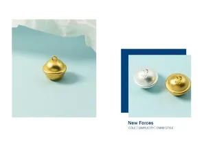 Makroaufnahme matter Gold- und Silberglocken-Anhänger mit S925-Stempel-Details