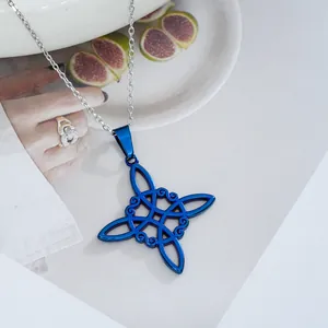 Halskette mit blauem keltischem Knoten aus poliertem Titanstahl auf modischem Hintergrund