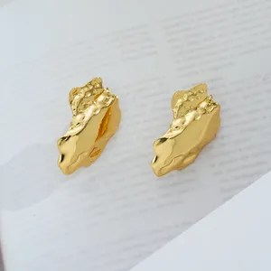 Boucles d'oreilles dorées géométriques irrégulières avec texture martelée en acier inoxydable