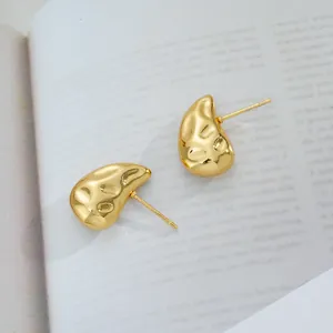 Boucles d'oreilles dorées géométriques irrégulières avec texture martelée effet lave