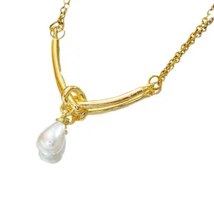 Collana in acciaio al titanio dorato con ciondolo a perla bianca a goccia su fondo bianco