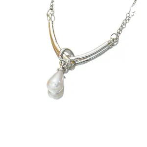 Collana in acciaio al titanio con nodo intrecciato e perla a goccia su catena argento