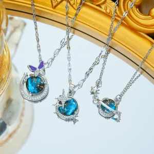 Collar con colgante de galaxia en acero de titanio con cristal azul y circonitas brillantes