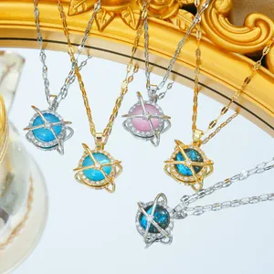 Collar de planeta de ópalo en acero de titanio chapado en oro de 18k en varios colores