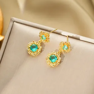 Boucles d'oreilles de luxe en titane doré avec pierre verte ronde et détails zircons