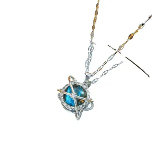 Collar planeta de acero de titanio con colgante de nebulosa azul y detalles de circón
