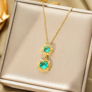 Collier élégant en acier titane doré avec pendentif rond en zircon vert sur boîte