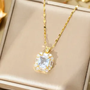 Nahaufnahme der Titanstahl-Halskette mit rechteckigem Kristall und Diamant-Pavé-Details