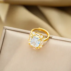 Verstellbarer Titanring in Gold mit quadratischem Zirkon und funkelnden Pavé-Diamanten
