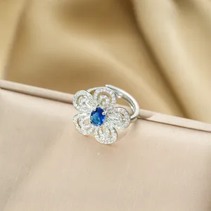 Elegante anello a fiore di iris con zaffiro blu e petali di cristallo color argento