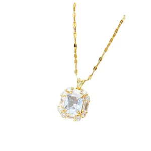 Elegante Halskette aus Titanstahl mit rechteckigem blauem Stein und Zirkonia-Umrandung
