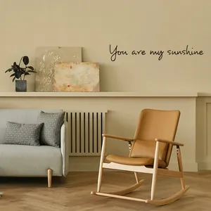 Fauteuil à bascule moderne en bois avec coussin en cuir orange dans un salon cosy