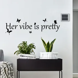 Sticker mural créatif Her vibe is pretty avec papillons noirs pour décoration de salon