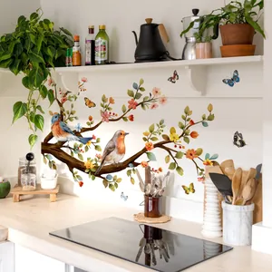 Detail van de muursticker met aquarel vogels en bloemen op een witte keukenachterwand