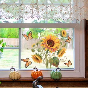 Détail de stickers fenêtre tournesol et papillon avec décor de citrouilles et vue sur jardin
