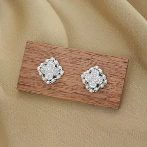 Elegante silberne Kleeblatt-Ohrstecker mit Zirkonia-Besatz und kleinen Perlen