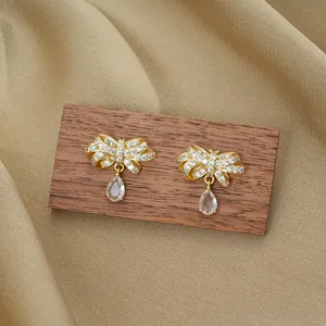 Elegante goldene Schleifenohrringe mit Zirkonia-Kristallen und birnenförmigen Anhängern