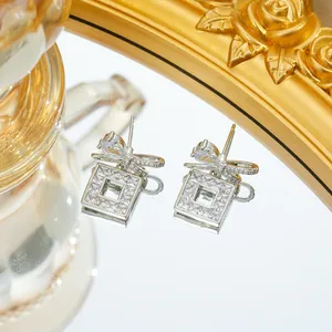 Boucles d'oreilles élégantes en acier titane avec nœud en zircone et pendentifs carrés