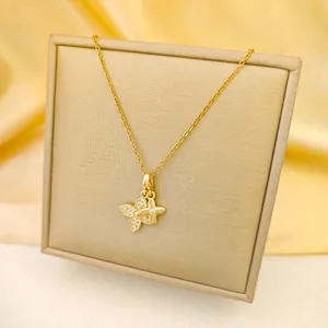 Elegante collana a farfalla in titanio dorato con micro-pavé di cristalli su catena a O