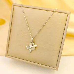 Collana in acciaio al titanio con doppio trifoglio e cristalli su scatola dorata