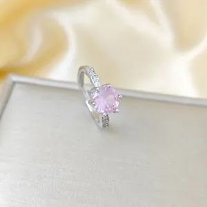 Dettaglio dell'anello argentato con grande zircone rosa centrale e pavé di diamanti brillanti