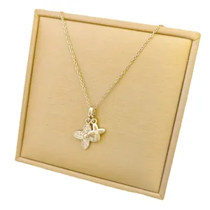 Collana in titanio dorato con ciondolo a doppio quadrifoglio e micropavé di cristalli