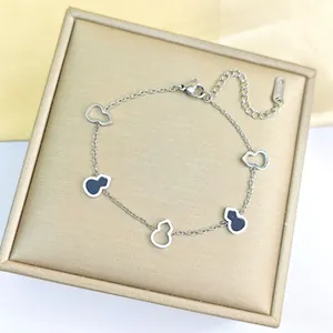 Détail du bracelet gourde en acier inoxydable avec breloques en émail noir