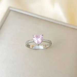 Raffinato anello aperto placcato oro con zircone a cuore rosa e micro-intarsio