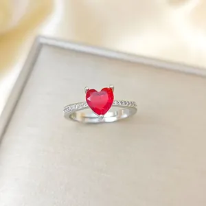 Anello regolabile in argento con una grande pietra rossa a forma di cuore e dettagli