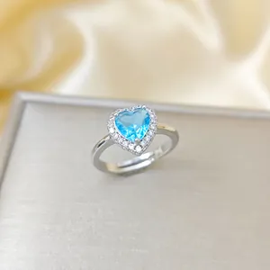 Anello regolabile in argento con zircone blu a cuore e contorno di piccoli cristalli