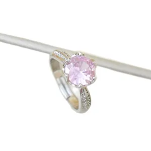 Anello aperto argento con zircone rosa rotondo e pavé di diamanti su sfondo bianco puro