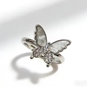 Bague papillon élégante plaquée or 18 carats avec nacre et pierres de zircon