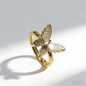 Bague papillon plaqué or 18k avec nacre blanche et cristaux de zircone cubique