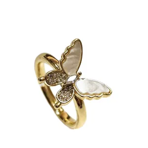 Bague papillon plaqué or 18k avec ailes en nacre blanche et détails en oxyde de zirconium