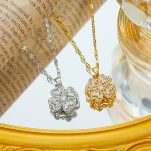 Collane a quadrifoglio rotanti con cristalli di zircone in finiture oro e argento