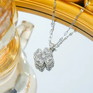 Collana in acciaio al titanio con fiore rotante a cuore e zirconi micro-incastonati