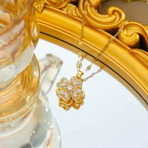 Collana a fiore placcata in oro con pavé di zirconi su una base a specchio riflettente