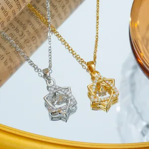 Colliers avec pendentif étoile à six branches en or et argent aux pierres brillantes